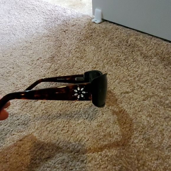 Sun glasses - Picture 2 of 4